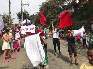 En diferentes sectores de Medellín como San Javier y Vallejuelos (foto), habitantes han hecho protestas en los últimos días para pedir ayudas por la situación que atraviesan, a raiz de la cuarentena. /FOTO: JULIO CÉSAR HERRERA.