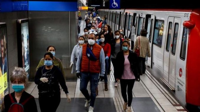 ¡Qué joyita! En España agarraron a colombiano que tiró a una desconocida al metro