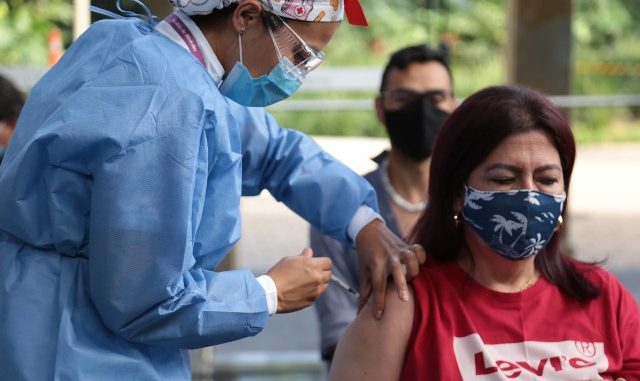 Llegaron 174.000 vacunas a Medellín: les contamos dónde las ponen