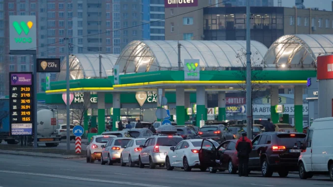 Filas en bomba de gasolina en Kiev
