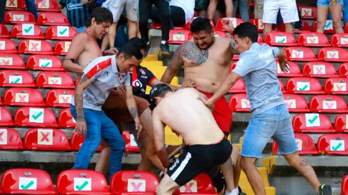 Pelea entre hinchas de Atlas y Queretaro