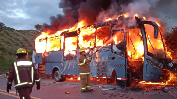 Bus en llamas