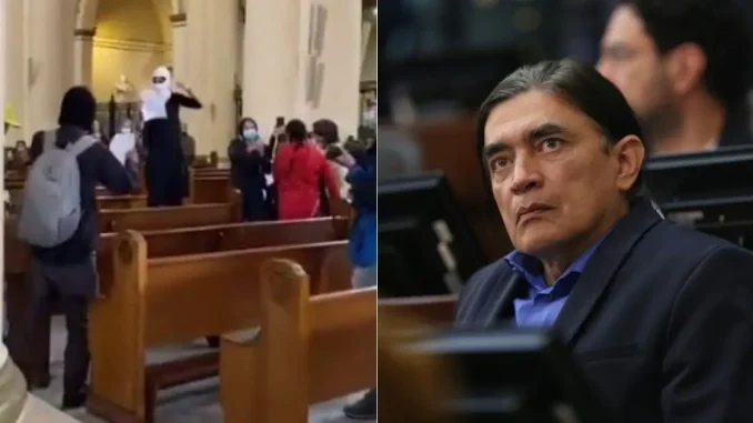 Encapuchados-en-la-catedral-de-Bogota-y-Gustavo-Bolivar