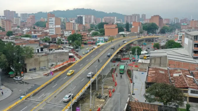 Puente-del-cruce-de-Colombia-con-la-80