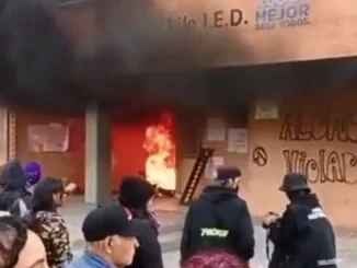 Quema-de-colegio-en-Bogota