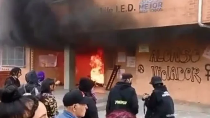 Quema-de-colegio-en-Bogota