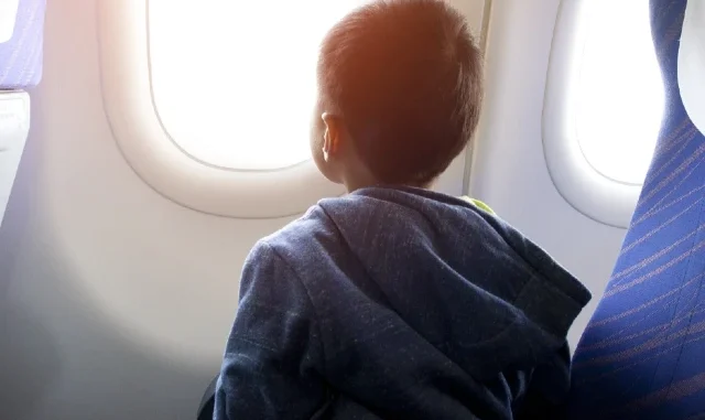 Niño en un avión