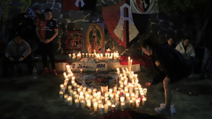 Suspenden resto de la jornada del fútbol mexicano, por violencia en estadio