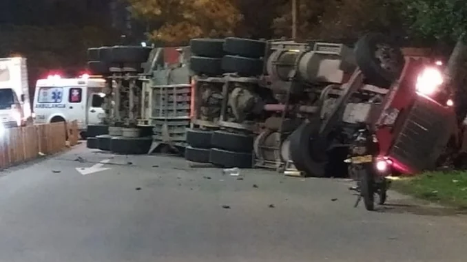Tractocamión volcado