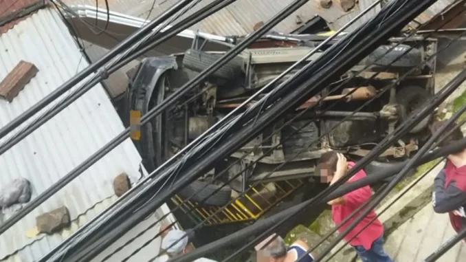 Carro-termino-en-el-techo-de-una-casa