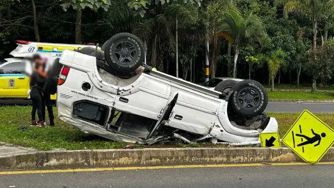 Carro-volcado-en-El-Poblado-3