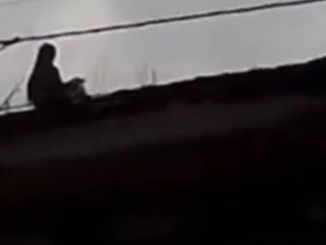 De que las hay, las hay Graban a supuesta bruja en el techo de una casa