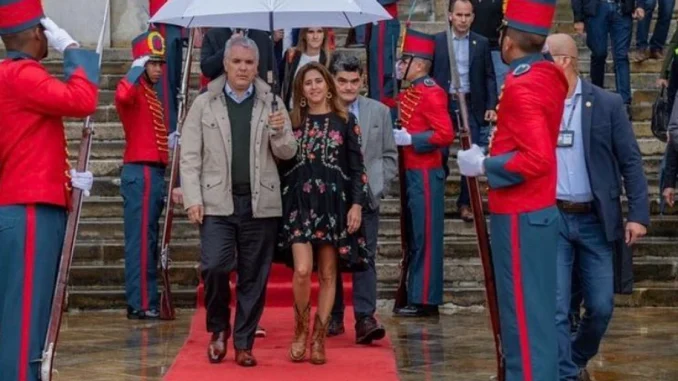 El presidente Duque fue a votar con desfile en tapete