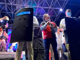Gustavo Petro reapareció en público con chaleco antibalas