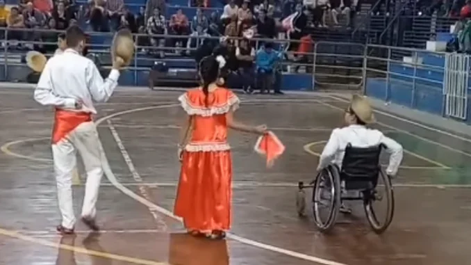 Niño baila en silla de ruedas