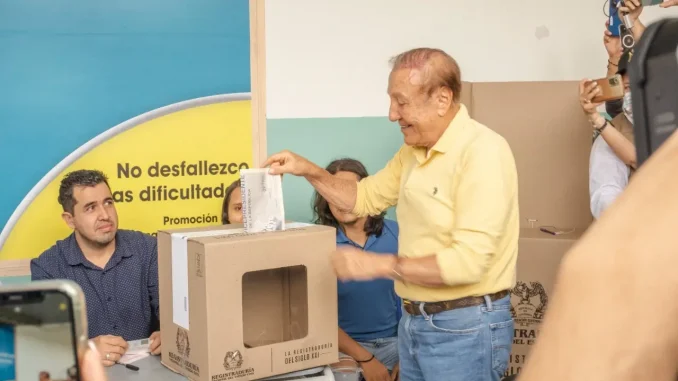 Rodolfo-Hernandez-votando