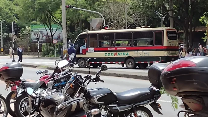 Bus-atravesado-en-calle-Barranquilla