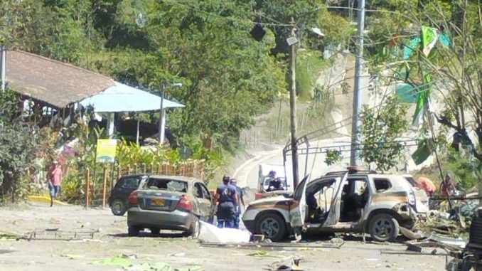 Así quedaron los carros que estaban en el lugar donde murieron un policía y un civil.