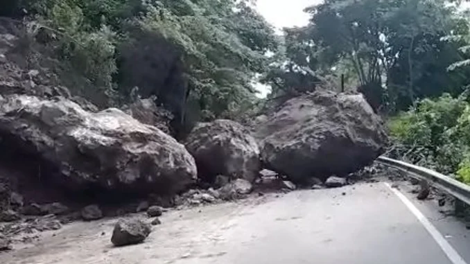 Piedras de gran tamaño ocasionaron el cierre de la vía.