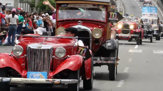 Desfile de autos clásicos y antiguos 2023