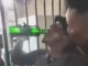 Este es el momento en el que hombre se tomó toda la botella