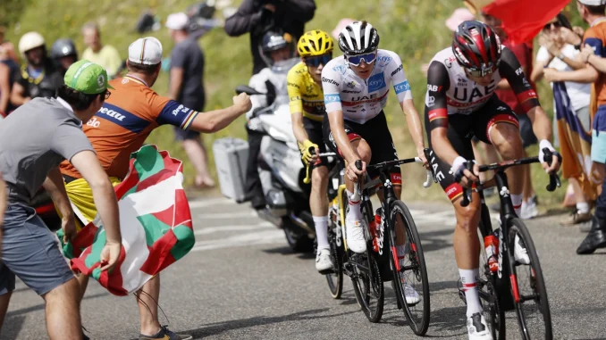 Mcnulty, Pogacar y Vingegaard en los Pirineos.