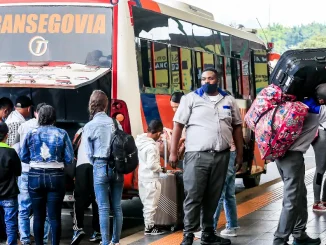 Viajeros-vacaciones-terminal-de-transportes