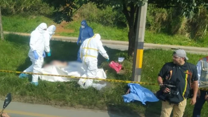 La víctima quedó a un lado de la autopista.