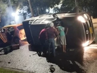 Camioneta-y-taxi-chocaron-en-la-via-a-Machado-1