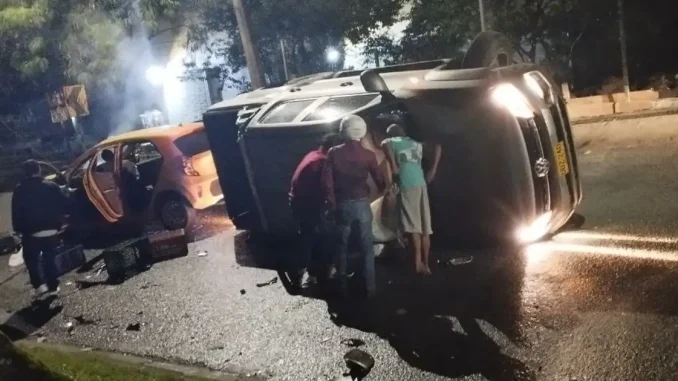 Camioneta-y-taxi-chocaron-en-la-via-a-Machado-1