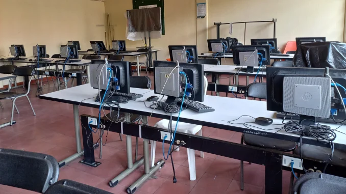 Los delincuentes abrieron un hueco.
