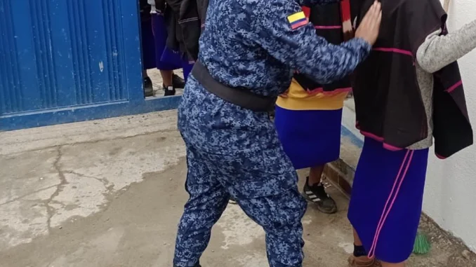 El hombre es investigado por actos sexuales.