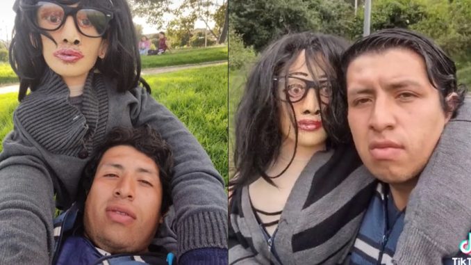 Hombre y su 'esposa' muñeca.