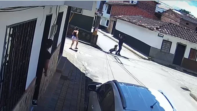 El hombre fue mordido.