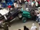 Un policía intentó separar a los hombres, pero no fue capaz.