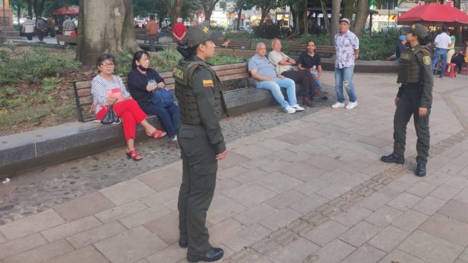 Policías vigilando en Belén.