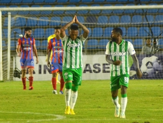 Jarlan Barrera en la celebración de un gol.