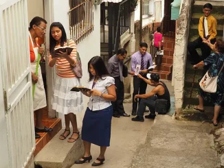 Testigos-de-Jehova-retoman-actividades-de-casa-en-casa