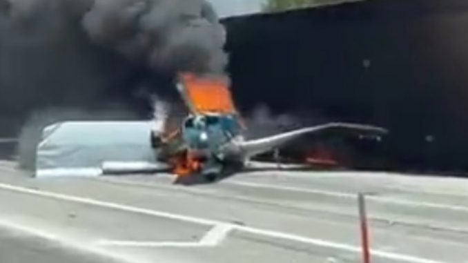 Avioneta aterrizó en plena autopista y terminó incendiada
