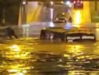 Bus atrapado por torrencial aguacero en Medellín