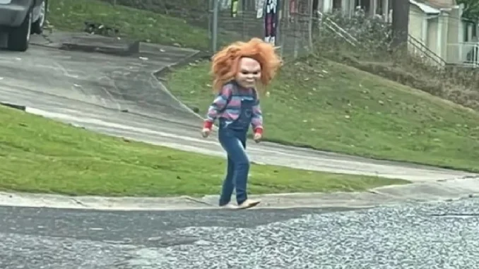 Niño Chucky causa terror en su vecindario