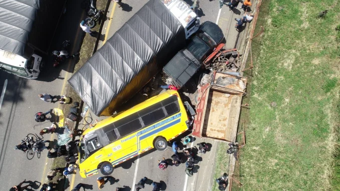 El accidente habría sido provocado por una volqueta.