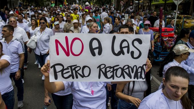 Marcha contra Gustavo Petro y Daniel Quintero en Medellín.