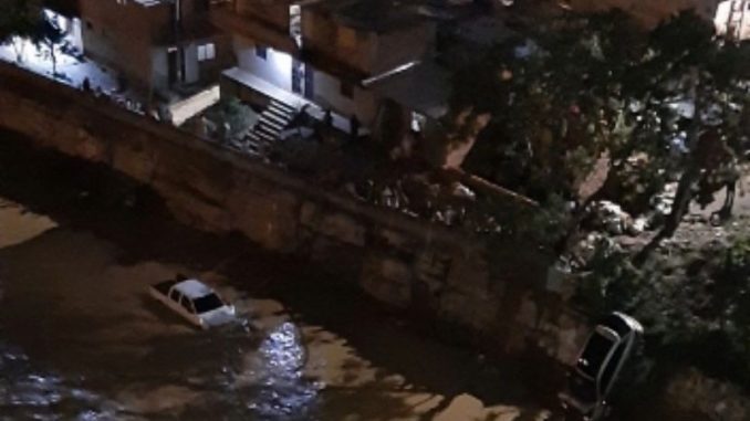 Vehículos en el río Medellín