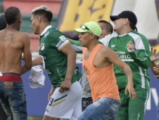 Teófilo Gutiérrez siendo agredido por hinchas del Cali.