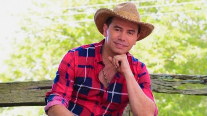 Jhonny Rivera, cantante de música popular.