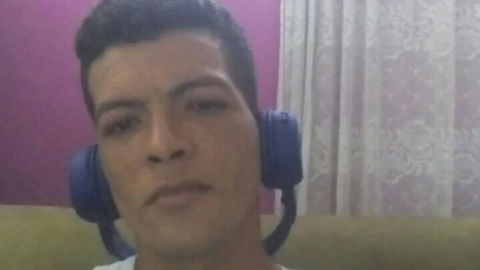 El hombre iba en una moto por una calle del barrio La Cruz cuando fue baleado.