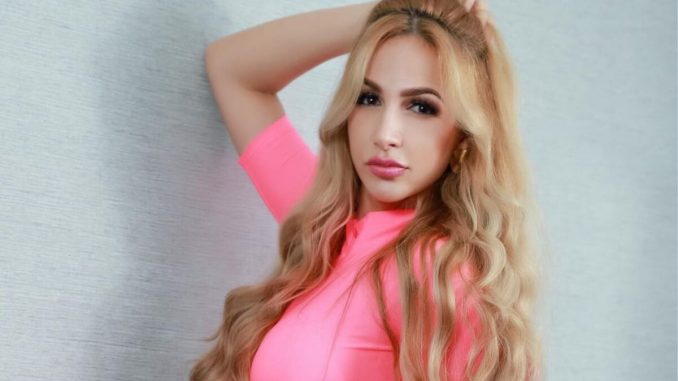 Lady Yuliana, cantante de música popular.
