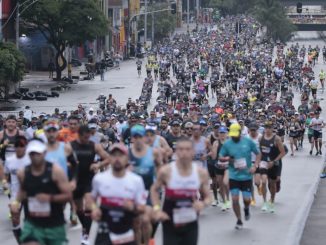 Corredores de la Maratón Medellín 2022 por la calle San Juan.