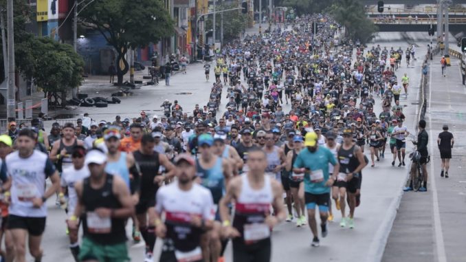 Corredores de la Maratón Medellín 2022 por la calle San Juan.